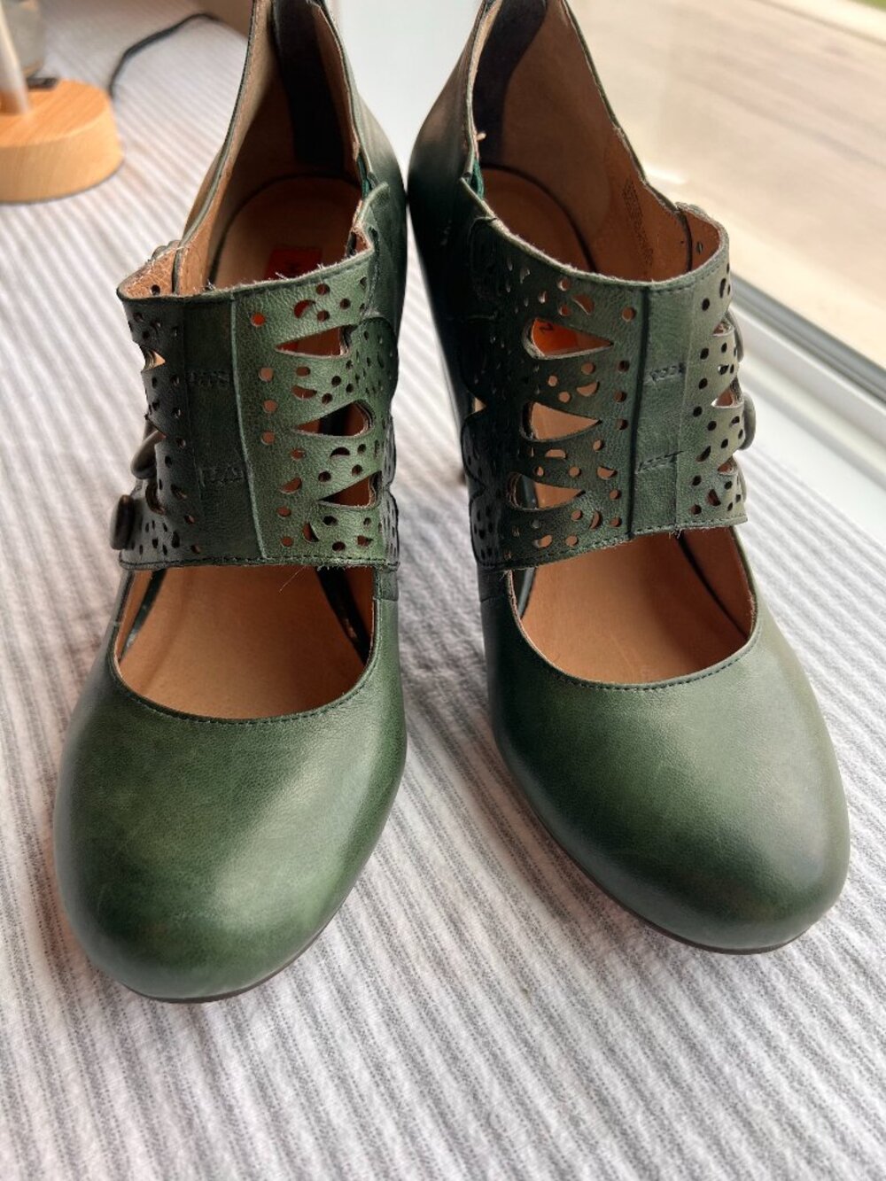 Green leather Miz Mooz Mary Janes size 8